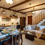 Authentic Stone House Lola بيت للعطل