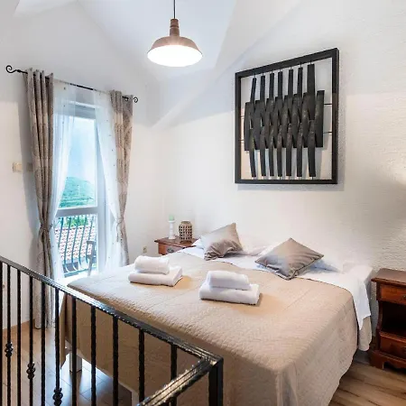 Semesterbostad Authentic Stone House Lola *