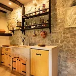 Authentic Stone House Lola マカルスカ