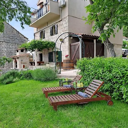 בית נופש Authentic Stone House Lola מאקרסקה