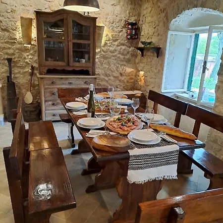 בית נופש Authentic Stone House Lola *
