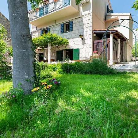 Authentic Stone House Lola בית נופש *