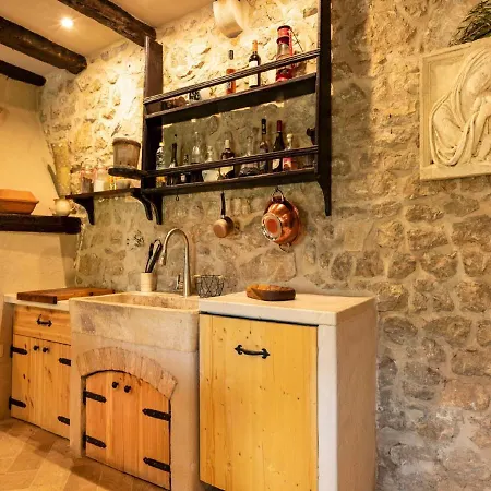 Authentic Stone House Lola מאקרסקה