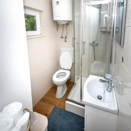 Authentic Stone House Lola בית נופש *