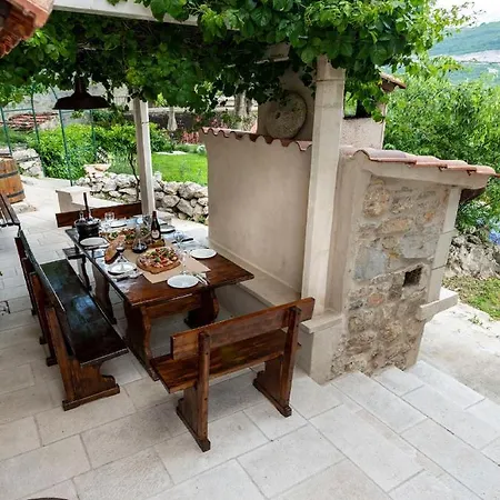 Authentic Stone House Lola מאקרסקה