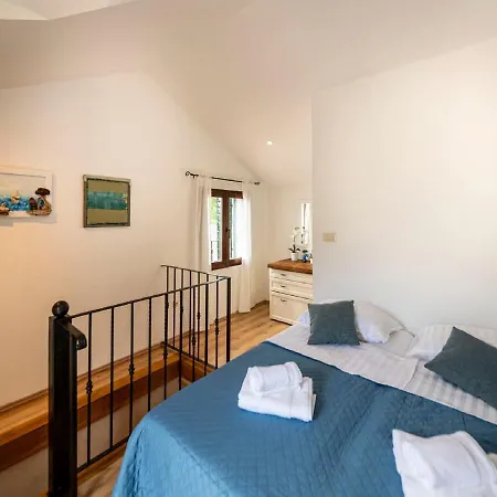 Authentic Stone House Lola בית נופש