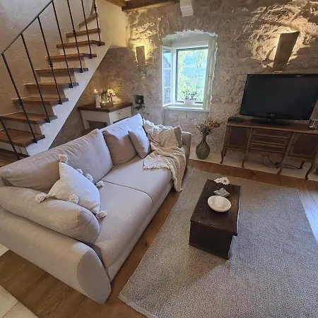 בית נופש Authentic Stone House Lola מאקרסקה