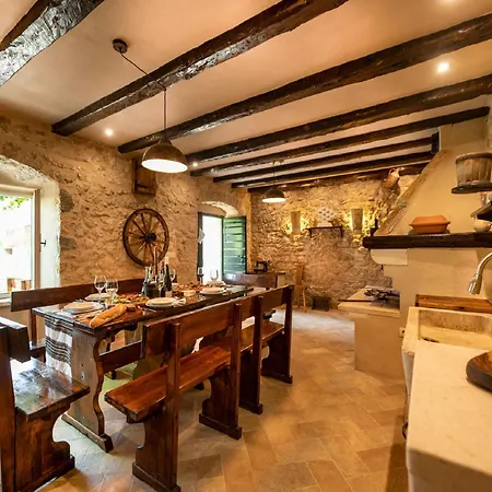 בית נופש Authentic Stone House Lola מאקרסקה