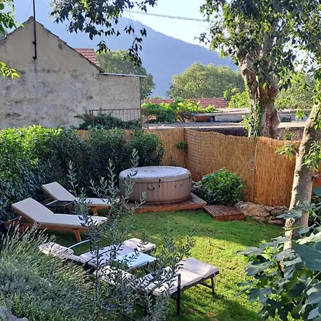 Authentic Stone House Lola *