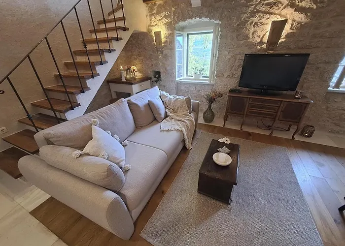 בית נופש Authentic Stone House Lola מאקרסקה