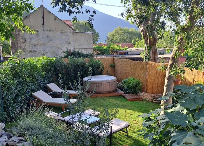 Authentic Stone House Lola *