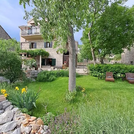 Authentic Stone House Lola *