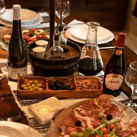 Authentic Stone House Lola Vakantiehuis