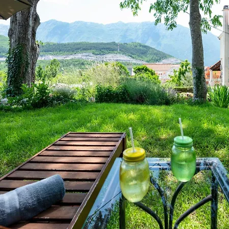 Authentic Stone House Lola Vakantiehuis *